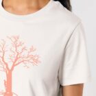 Tshirt femme en coton biologique et aux teintures organiques, de couleur beige avec dessin d'un arbre et d'une planète de couleur pêche.