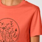 Tshirt femme manche courte en coton biologique, couleur corail avec dessin de fleurs en teinture marron.