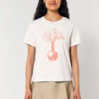 Tshirt femme en coton biologique et aux teintures organiques, de couleur beige avec dessin d'un arbre et d'une planète de couleur pêche.