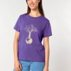 Tshirt femme en coton biologique et aux teintures organiques, de couleur mauve avec dessin d'un arbre et d'une planète de couleur beige.