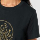 Tshirt femme manche courte de couleur noir et en coton biologique avec dessin de fleurs en sérigraphie doré.