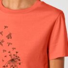 Tshirt femme manche courte de couleur corail et en coton biologique avec dessin d'abeille et de pissenlit en sérigraphie marron.