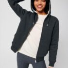 Polaire pour homme et pour femme en coton biologique et de couleur anthracite. Un vrai manteau pour l'hiver avec de la fourrure jusque dans les manches. Logo de la marque dans le dos en bas à droite.