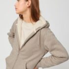 Polaire pour homme et pour femme en coton biologique et de couleur beige. Un vrai manteau pour l'hiver avec de la fourrure jusque dans les manches. Logo de la marque dans le dos en bas à droite.