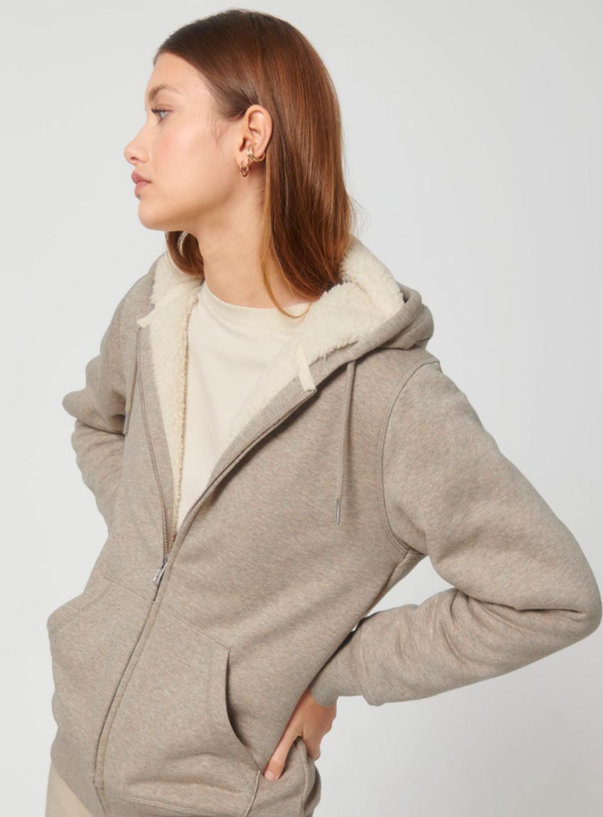 Polaire pour homme et pour femme en coton biologique et de couleur beige. Un vrai manteau pour l'hiver avec de la fourrure jusque dans les manches. Logo de la marque dans le dos en bas à droite.