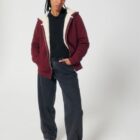 Polaire pour homme et pour femme en coton biologique et de couleur bordeau. Un vrai manteau pour l'hiver avec de la fourrure jusque dans les manches. Logo de la marque dans le dos en bas à droite.