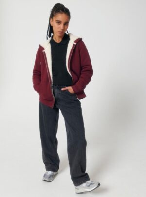 Polaire pour homme et pour femme en coton biologique et de couleur bordeau. Un vrai manteau pour l'hiver avec de la fourrure jusque dans les manches. Logo de la marque dans le dos en bas à droite.