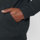 Polaire pour homme et pour femme en coton biologique et de couleur anthracite. Un vrai manteau pour l'hiver avec de la fourrure jusque dans les manches. Logo de la marque dans le dos en bas à droite.