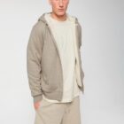 Polaire pour homme et pour femme en coton biologique et de couleur beige. Un vrai manteau pour l'hiver avec de la fourrure jusque dans les manches. Logo de la marque dans le dos en bas à droite.