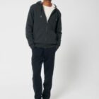 Polaire pour homme et pour femme en coton biologique et de couleur anthracite. Un vrai manteau pour l'hiver avec de la fourrure jusque dans les manches. Logo de la marque dans le dos en bas à droite.