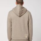 Polaire pour homme et pour femme en coton biologique et de couleur beige. Un vrai manteau pour l'hiver avec de la fourrure jusque dans les manches. Logo de la marque dans le dos en bas à droite.