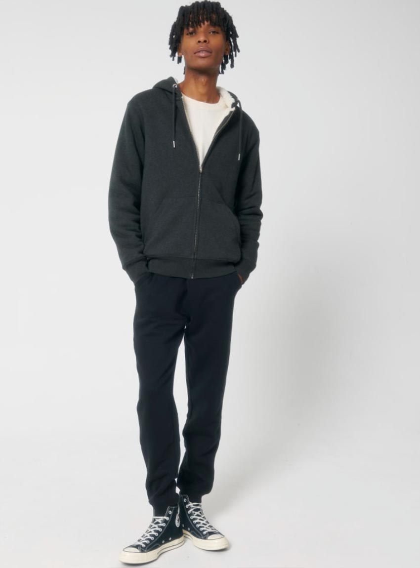 Polaire pour homme et pour femme en coton biologique et de couleur anthracite. Un vrai manteau pour l'hiver avec de la fourrure jusque dans les manches. Logo de la marque dans le dos en bas à droite.