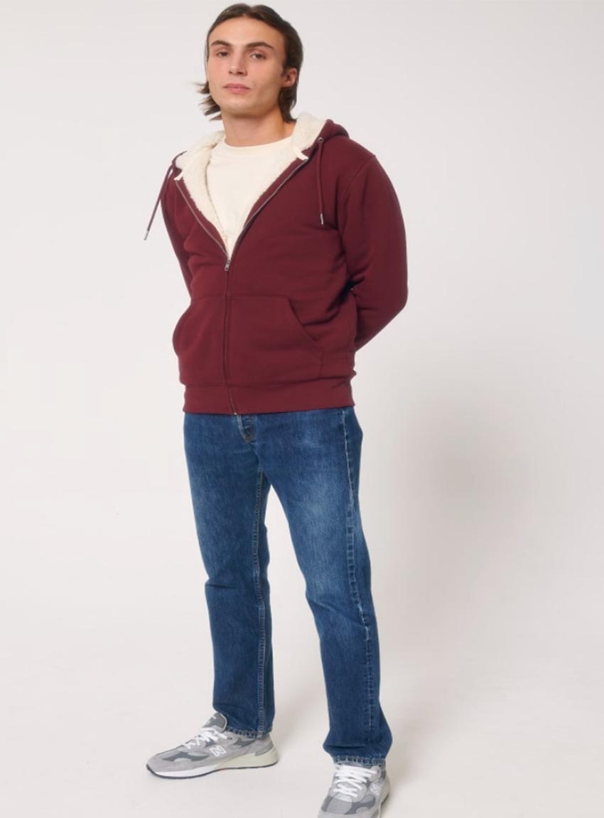 Polaire pour homme et pour femme en coton biologique et de couleur bordeau. Un vrai manteau pour l'hiver avec de la fourrure jusque dans les manches. Logo de la marque dans le dos en bas à droite.