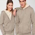 Polaire pour homme et pour femme en coton biologique et de couleur beige. Un vrai manteau pour l'hiver avec de la fourrure jusque dans les manches. Logo de la marque dans le dos en bas à droite.