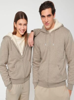 Polaire pour homme et pour femme en coton biologique et de couleur beige. Un vrai manteau pour l'hiver avec de la fourrure jusque dans les manches. Logo de la marque dans le dos en bas à droite.