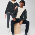 Polaire pour homme et pour femme en coton biologique et de couleur anthracite. Un vrai manteau pour l'hiver avec de la fourrure jusque dans les manches. Logo de la marque dans le dos en bas à droite.