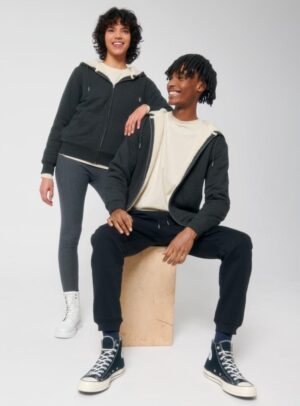 Polaire pour homme et pour femme en coton biologique et de couleur anthracite. Un vrai manteau pour l'hiver avec de la fourrure jusque dans les manches. Logo de la marque dans le dos en bas à droite.