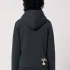 Polaire pour homme et pour femme en coton biologique et de couleur anthracite. Un vrai manteau pour l'hiver avec de la fourrure jusque dans les manches. Logo de la marque dans le dos en bas à droite.