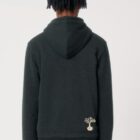 Polaire pour homme et pour femme en coton biologique et de couleur anthracite. Un vrai manteau pour l'hiver avec de la fourrure jusque dans les manches. Logo de la marque dans le dos en bas à droite.