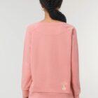 Sweat femme en coton biologique, col bateau. De teinture organique vieux rose, vue de dos avec le logo de la marque en bas sur le coté.