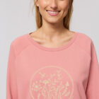 Sweat femme en coton biologique, col bateau. De teinture organique vieux rose avec un dessin de fleurs sur le devant sérigraphié en beige.