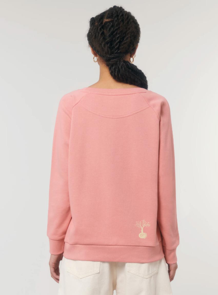 Sweat femme en coton biologique, col bateau. De teinture organique vieux rose, vue de dos avec le logo de la marque en bas sur le coté.