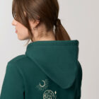 Sweat pour homme et femme en coton biologique de couleur vert sapin avec un dessin dans le dos représentant les cinq éléments de sérigraphie beige.