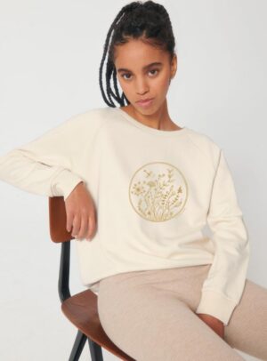 Sweat femme en coton biologique, col bateau. Couleur naturel du coton avec un dessin de fleurs sur le devant sérigraphié en doré.