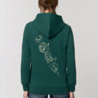 Sweat pour homme et femme en coton biologique de couleur vert sapin avec un dessin dans le dos représentant les cinq éléments de sérigraphie beige.