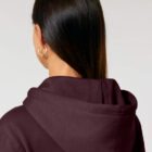 Sweat pour homme et femme en coton biologique de couleur aubergine avec un dessin dans le dos représentant les cinq éléments de sérigraphie beige.