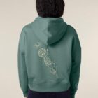 Sweat femme en coton biologique de couleur vert jade avec un dessin représentant les cinq éléments dans le dos de sérigraphie beige.