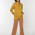 Sweat pour homme et femme en coton biologique de couleur ocre avec un dessin dans le dos représentant les cinq éléments de sérigraphie noir.