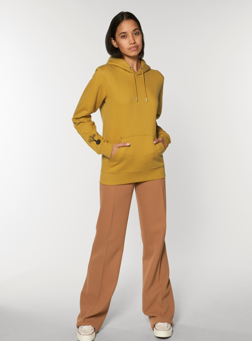 Sweat pour homme et femme en coton biologique de couleur ocre avec un dessin dans le dos représentant les cinq éléments de sérigraphie noir.