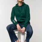 Sweat pour homme et femme en coton biologique de couleur vert sapin avec un dessin dans le dos représentant les cinq éléments de sérigraphie beige.