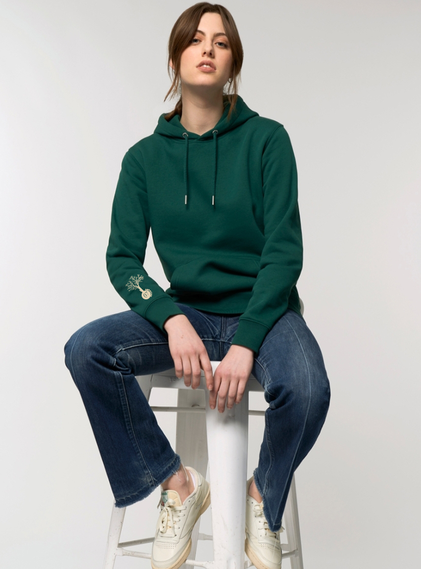 Sweat pour homme et femme en coton biologique de couleur vert sapin avec un dessin dans le dos représentant les cinq éléments de sérigraphie beige.