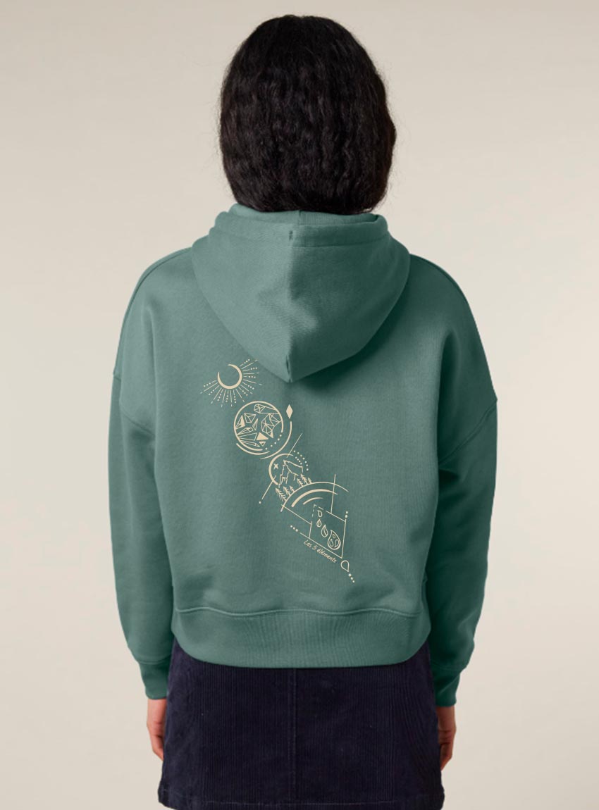 Sweat femme en coton biologique de couleur vert jade avec un dessin représentant les cinq éléments dans le dos de sérigraphie beige.