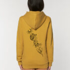 Sweat pour homme et femme en coton biologique de couleur ocre avec un dessin dans le dos représentant les cinq éléments de sérigraphie noir.