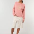 Sweat femme en coton biologique, col bateau. De teinture organique vieux rose avec un dessin de fleurs sur le devant sérigraphié en beige.