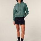 Sweat femme en coton biologique de couleur vert jade avec un dessin représentant les cinq éléments dans le dos de sérigraphie beige.