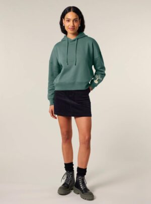 Sweat femme en coton biologique de couleur vert jade avec un dessin représentant les cinq éléments dans le dos de sérigraphie beige.