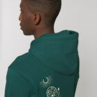 Sweat pour homme et femme en coton biologique de couleur vert sapin avec un dessin dans le dos représentant les cinq éléments de sérigraphie beige.