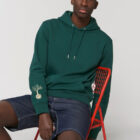 Sweat pour homme et femme en coton biologique de couleur vert sapin avec un dessin dans le dos représentant les cinq éléments de sérigraphie beige.