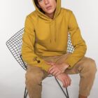 Sweat pour homme et femme en coton biologique de couleur ocre avec un dessin dans le dos représentant les cinq éléments de sérigraphie noir.