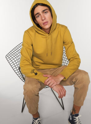 Sweat pour homme et femme en coton biologique de couleur ocre avec un dessin dans le dos représentant les cinq éléments de sérigraphie noir.