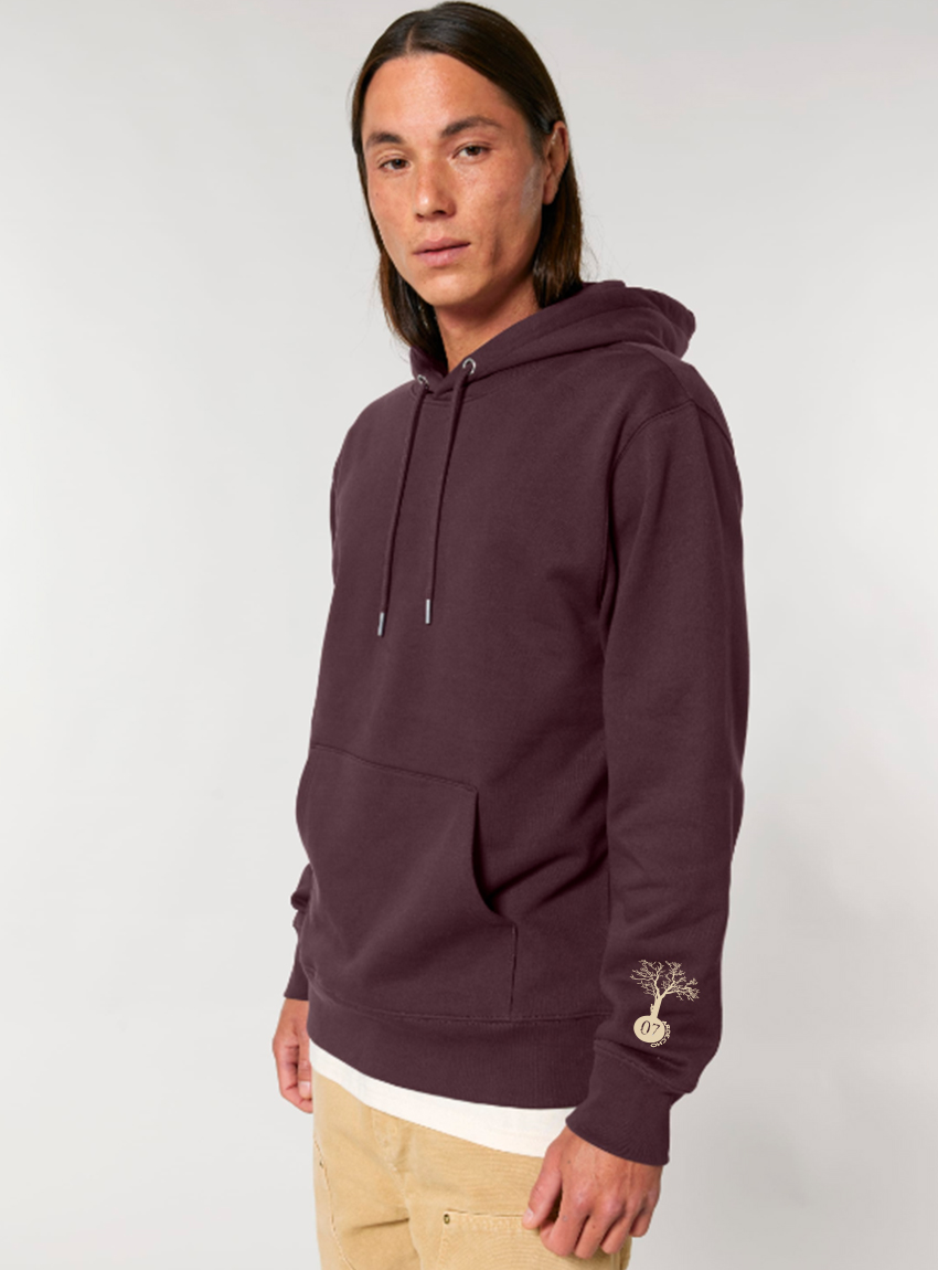 Sweat pour homme et femme en coton biologique de couleur aubergine avec un dessin dans le dos représentant les cinq éléments de sérigraphie beige.