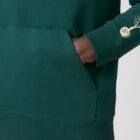 Sweat pour homme et femme en coton biologique de couleur vert sapin avec un dessin dans le dos représentant les cinq éléments de sérigraphie beige.