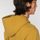 Sweat pour homme et femme en coton biologique de couleur ocre avec un dessin dans le dos représentant les cinq éléments de sérigraphie noir.