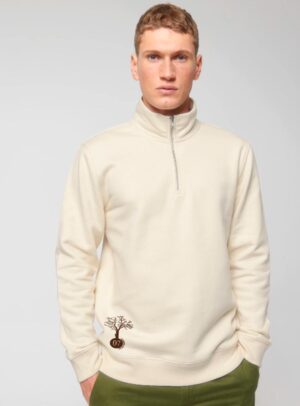 Sweat homme en coton biologique, couleur naturel du coton. Logo de la marque sur le devant en bas, représentant un arbre sur une planète avec le chiffre 07. La couleur de la sérigraphie est marron.