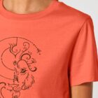 Tshirt femme manche courte en coton biologique corail avec le dessin d'un lion de sérigraphie marron.