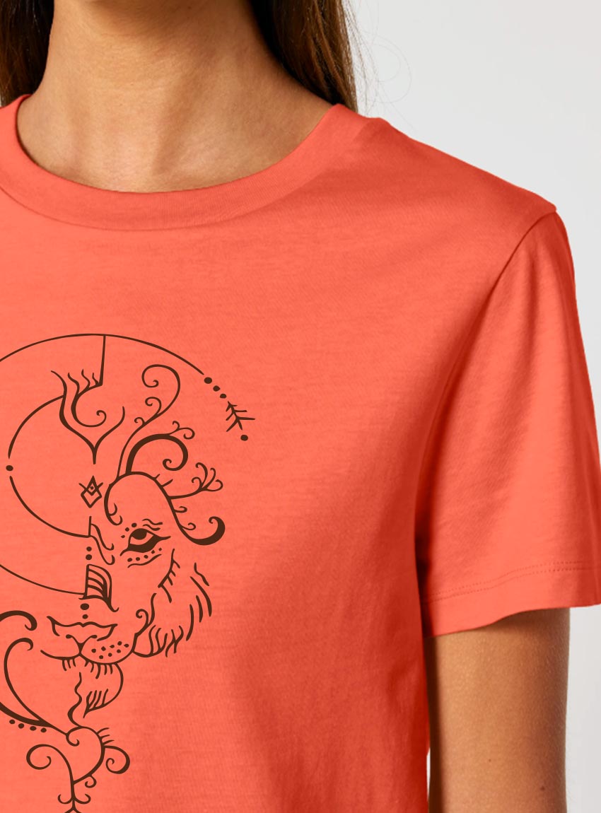 Tshirt femme manche courte en coton biologique corail avec le dessin d'un lion de sérigraphie marron.